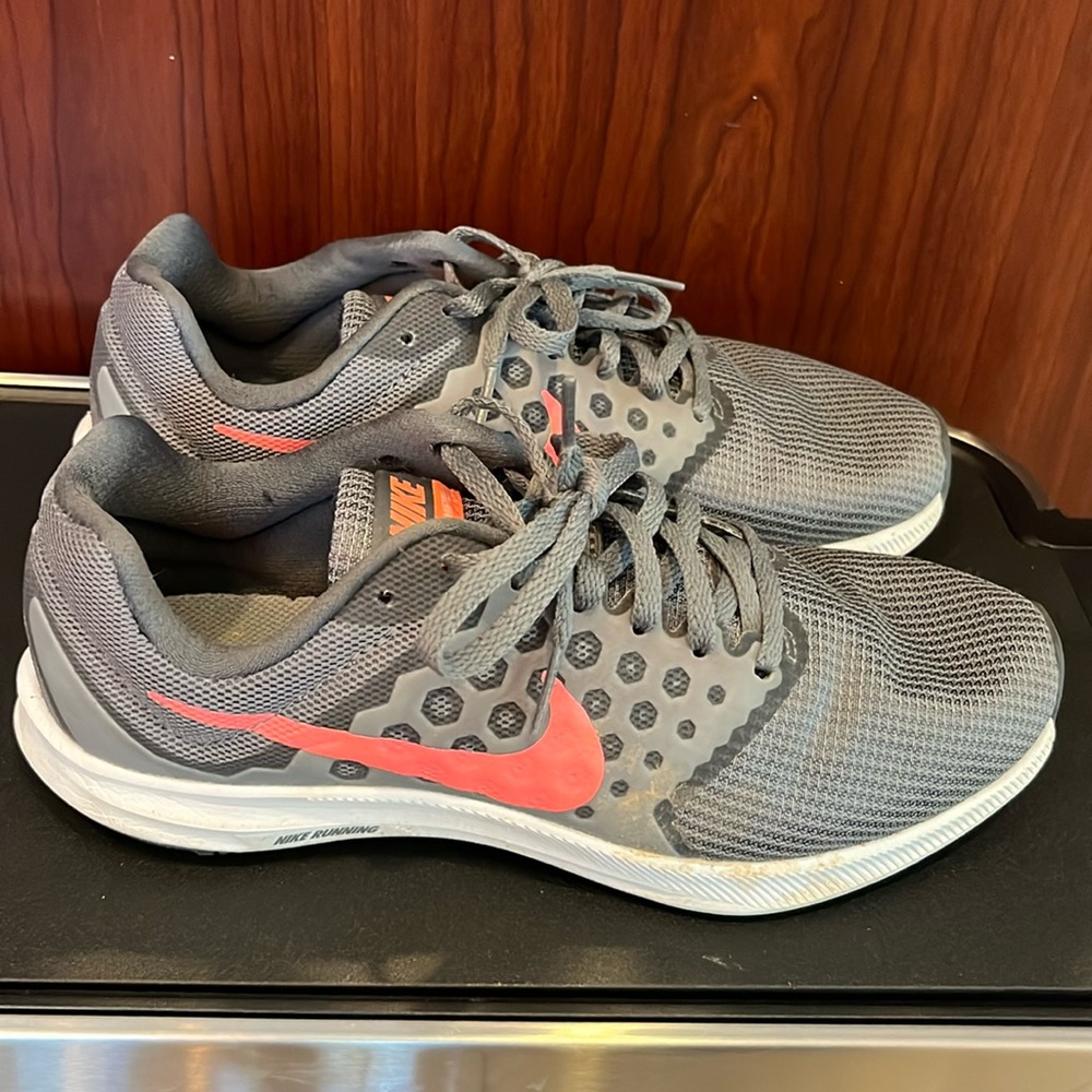 Women’s gray Nikes size 7.5